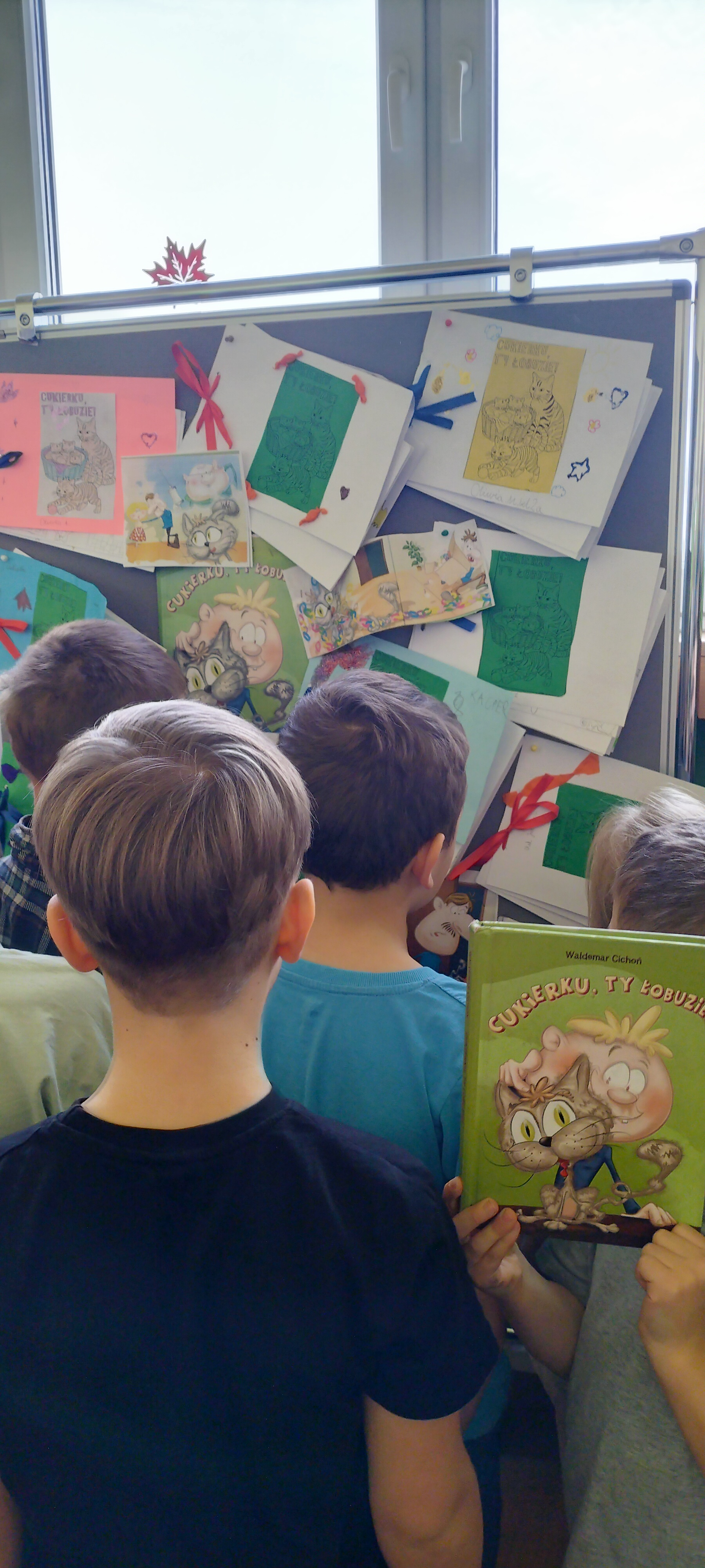 Szkicownik klasy 2a do lektury „Cukierku, Ty łobuzie!” w naszej bibliotece