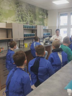 uczniowie obserwują działanie urządzenia zbierającego powietrze do badania