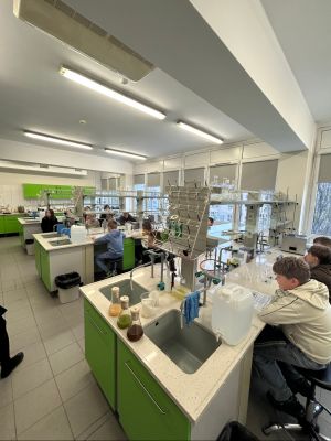 Uczniowie w trakcie warsztat&oacute;w.