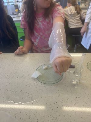 Uczniowie wykonują doświadczenia.