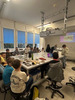 Uczniowie w trakcie warsztat&oacute;w.