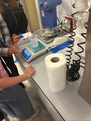 Uczniowie wykonują doświadczenia.