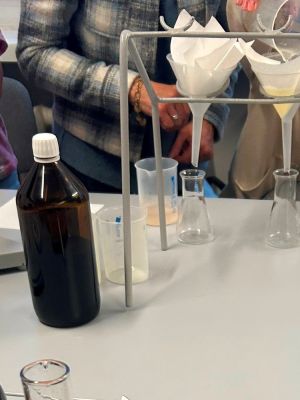 Uczniowie wykonują doświadczenia.