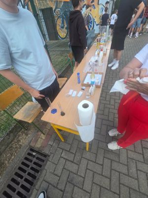 Stoisko naukowe - doświadczenia chemiczne.