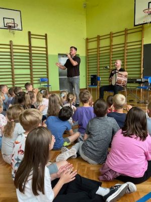  Uczniowie podczas koncertu muzycznego.