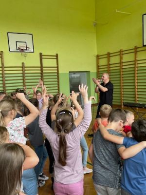 Uczniowie uczą się tańca ormiańskiego podczas koncertu muzycznego