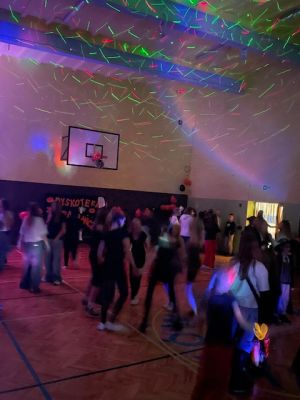 Uczniowie tańczą podczas dyskoteki. 