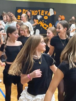 Uczestnicy dyskoteki tańczą Kowbojkę.