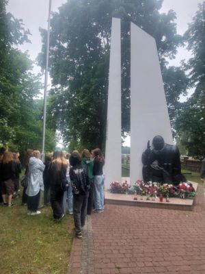 Uczniowie poznają historię pomnika bohaterów II wojny światowej w Koźlu.