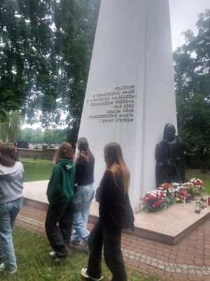 Uczniowie podziwiają pomnik bohaterów II wojny światowej w Koźlu.