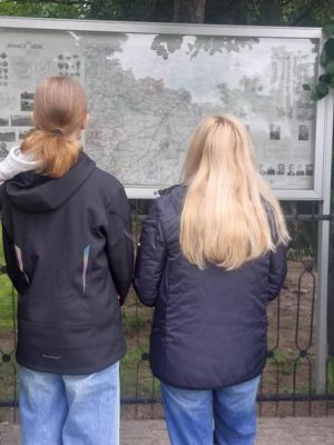 Uczniowie w Koźlu pod tablicą informacyjną o bitwie nad Bzurą.