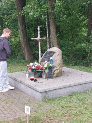 Uczniowie słuchają opowieści o Marii Piotrowiczowej, biorącej udział w potyczce pod Dobrą. 