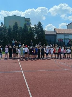  Uczniowie klas pierwszych na wsp&oacute;lnym pamiątkowym zdjęciu.