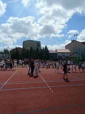 Uczniowie oraz rodzice podczas konkurencji sportowych.