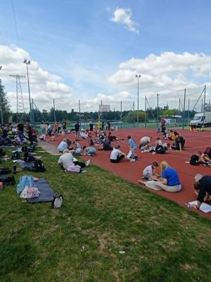Uczniowie z rodzicami podczas wsp&oacute;lnej pracy plastycznej.