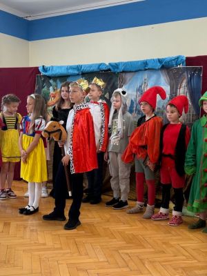 Uczniowie klasy 2b podczas przedstawienia ,,Królewna Śnieżka. 