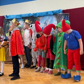 „Królewna Śnieżka” na szkolnej scenie – występ klasy 2b
