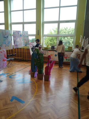Uczniowie podziwiają prace kolegów.