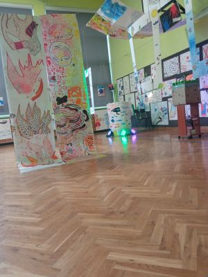 Prace uczniów wykonane różnymi technikami. 