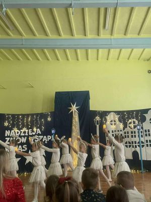 Taniec uczni&oacute;w klas 2,  jasełka w wykonaniu klas 2.