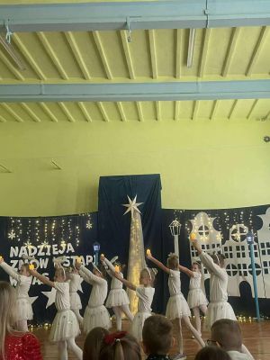 Taniec uczni&oacute;w klas 2,  jasełka w wykonaniu klas 2.