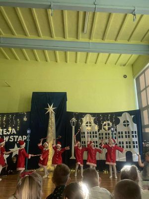 Taniec uczni&oacute;w klas 2,  jasełka w wykonaniu klas 2.