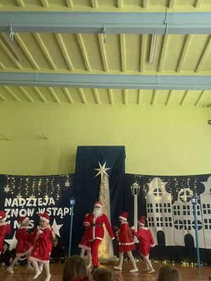 Taniec uczni&oacute;w klas 2,  jasełka w wykonaniu klas 2.