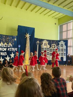 Taniec uczni&oacute;w klas 2,  jasełka w wykonaniu klas 2.