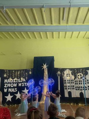 Taniec uczni&oacute;w klas 2,  jasełka w wykonaniu klas 2.
