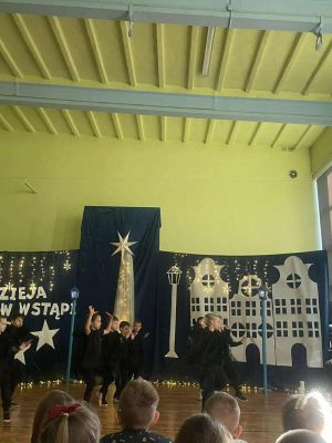 Taniec uczni&oacute;w klas 2,  jasełka w wykonaniu klas 2.