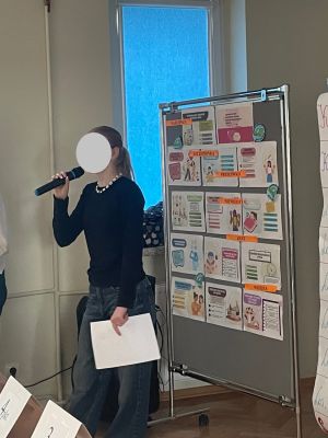 Uczennice prowadzą konkurs.