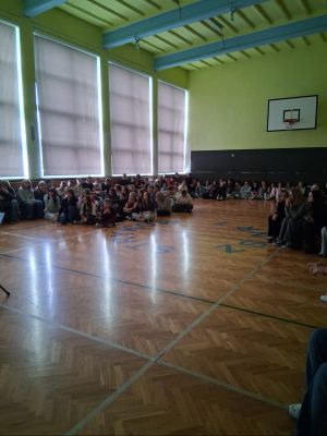 Uczniowie słuchają prelekcji 