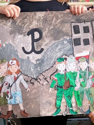 Uczniowie prezentują swoją pracę nr Powstania Warszawskiego