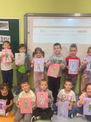 Uczniowie prezentują swoje prace nt uczestniczek Powstania Warszawskiego