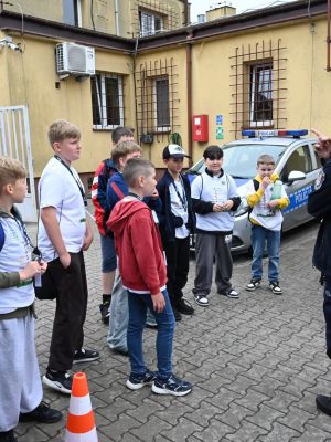 Drużyna Szkoły Podstawowej nr 2 w Strykowie podczas udziału w grze terenowej.
