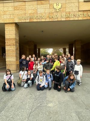 Piotrkowska 137 w Łodzi - pomnik Władysława Reymonta - &bdquo;Kufer Reymonta&rdquo;