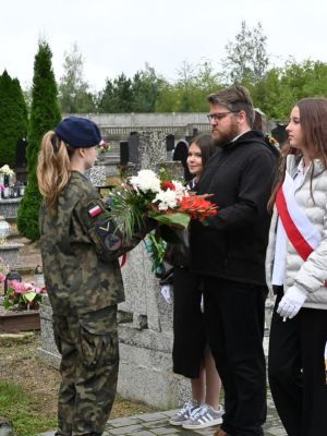 Złożenie kwiat&oacute;w przez delegację szkoły.