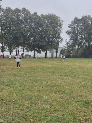 Na zdjęciu widoczna jest zacięta rywalizacja pomiędzy drużyną dziewcząt ze Szkoły Podstawowej nr 2 w Strykowie ,a zawodniczkami ze Szkoły Podstawowej ZNP nr 2