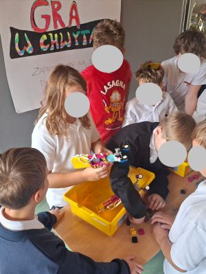 Uczniowie w trakcie długiej przerwy przy stoisku lego-robotyka