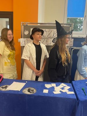 Uczniowie prezentują swoje stanowisko z wr&oacute;żbami.