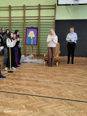 Nauczycielki i uczniowie podczas uroczystego pożegnania.