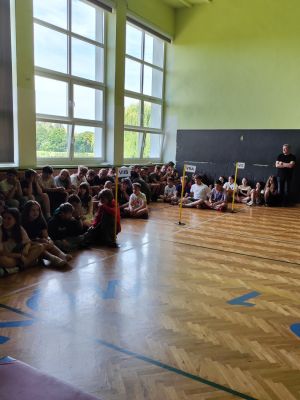 Uczniowie biorący udział w apelu.