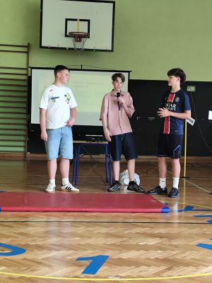 Uczniowie klasy 8 prezentujący sytuacje wymagające udzielenia pierwszej pomocy.