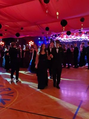 Uczniowie &oacute;smych klas w tańcu.