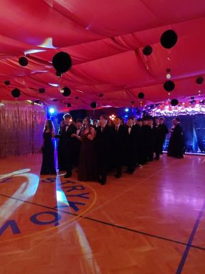 Uczniowie &oacute;smych klas w tańcu.