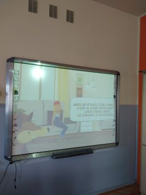 oglądanie filmu edukacyjnego o bezpiecznym internecie