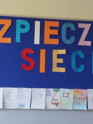 prezentacja prac uczni&oacute;w przed świetlicą