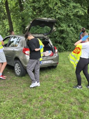 Założenie kamizelki odblaskowej , to jeden z elementów do wykonania podczas zadania.