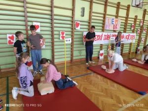  Dzieci z klasy 3a przeprowadzają akcję resuscytacji krążeniowo-oddechowej.