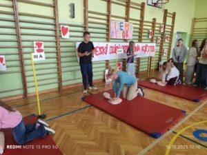 Pani wicedyrektor szkoły ćwiczy wraz z uczniami. 